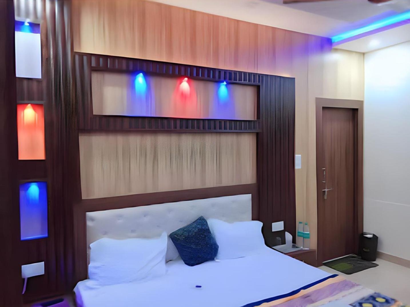 Taj Square A Luxurious Family Homestay Агра Экстерьер фото