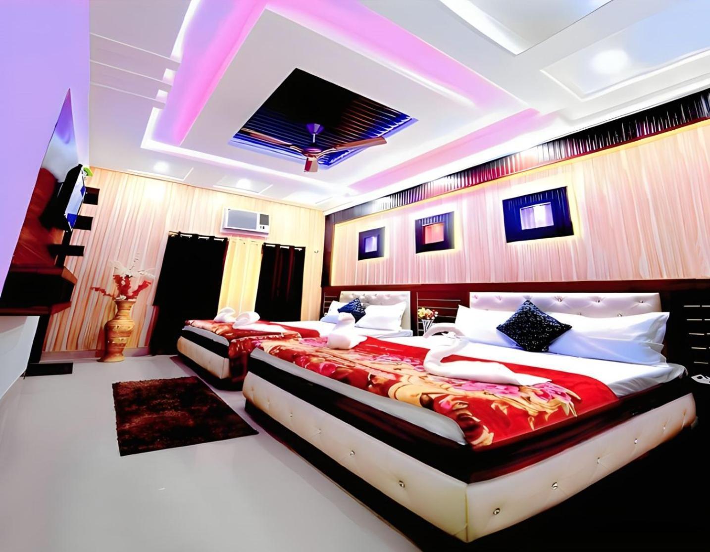 Taj Square A Luxurious Family Homestay Агра Экстерьер фото