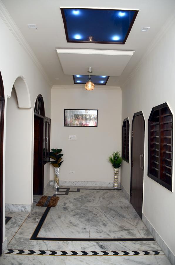 Taj Square A Luxurious Family Homestay Агра Экстерьер фото